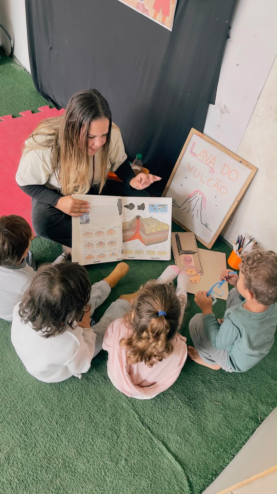 Crianças com educadora na OCA